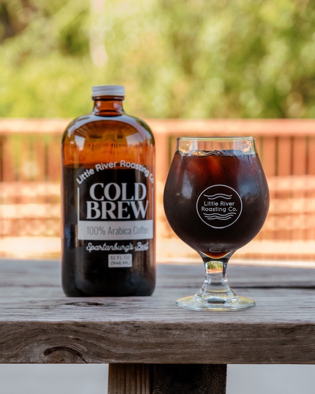 Cold brew vs. Iced coffee. What's the difference? 

Although they're both cold coffee options, they vary in their brewing process and therefore flavor. 

Cold brew is brewed in cold water for a long period (usually overnight).
Iced coffee is brewed like a regular hot coffee and then cooled down by adding ice.

What this does to the taste? Cold brew usually has a smoother drink and has lower acidity, whereas iced coffee can be more acidic and sometimes slightly bitter. Both of them pair great with our various syrups ;)

What's your go-to order this summer? ☀️☕
