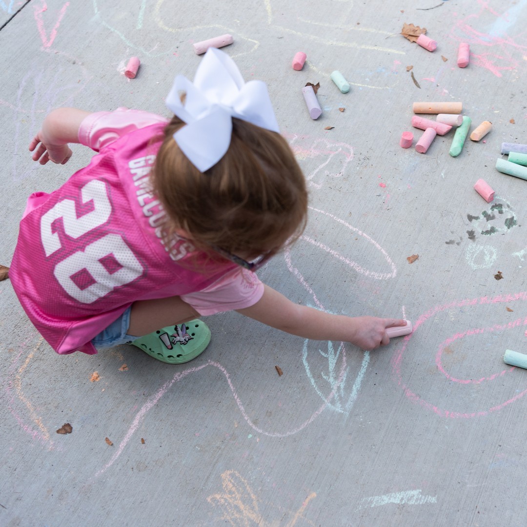 Bring out the artist in you at Fretwell! Just ask for chalk inside the Little River Cafe and we'd be happy for you and your kiddos to color our paths. 

Show us your best drawings!

#SpartanburgEvents #DiscoverSpartanburg #SpartanburgSC #SpartanburgCommunity #SpartanburgFun